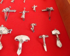 Двупластинчатые римские фибулы