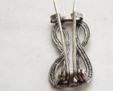 Фибула с двумя иглами