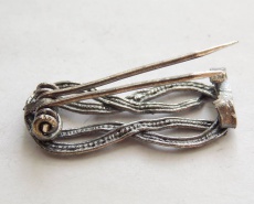 Фибула с двойной иглой