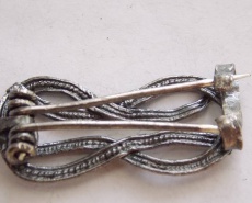 Фбула с двойной иглой