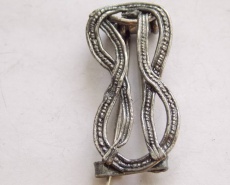 Фбула с двойной иглой