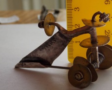 «Чудовищная» фибула, с очень длинным иглоприёмником, украшеная позолочеными дисками