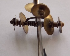 «Чудовищная» фибула, украшеная позолочеными дисками