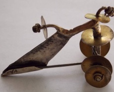 «Чудовищная» фибула, украшеная позолочеными дисками