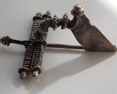 Фибула, аналогичная найденным в моглиле принцессы в Хаслебен (Германия) IV век н.э.