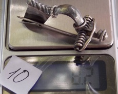 Позднеримская фибула с удлиненным иглоприёмником