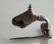 Позднеримская фибула с удлиненным иглоприёмником