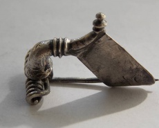 Позднеримская фибула с удлиненным иглоприёмником