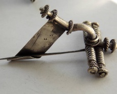 Фибула, аналогичная найденным в моглиле принцессы в Хаслебен (Германия) IV век н.э.