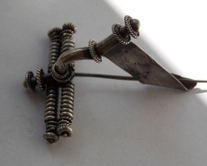 Фибула позднеримского времени с кольцевым декором, двойной пружиной и удлиненным иглоприёмником IV век н. э.