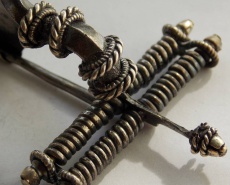 Фибула с двойным штифтом попружины