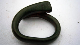 Бронзовый массивный браслет с расширяющимися и заходящими друг за друга концами