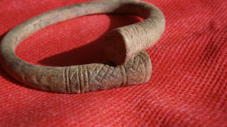 Бронзовый массивный браслет с расширяющимися и заходящими друг за друга концами