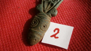 Голова змеи на ножке пальчатой фибулы