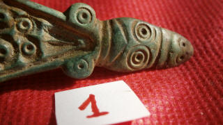 Голова змеи на ножке пальчатой фибулы