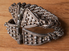 Серебряные браслеты Великого Княжества Литовского, 14 - нач. 15 века. Витые из четырех провлочных жгутов с треугольными пластинами, покрытыми крупной зернью.