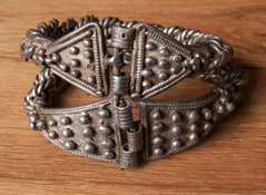 Серебряные браслеты Великого Княжества Литовского, 14 - нач. 15 века. Витые из четырех провлочных жгутов с треугольными пластинами, покрытыми крупной зернью.