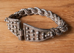 Серебряный браслет Великого Княжества Литовского, 14 - нач. 15 века. Витые из четырех провлочных жгутов с треугольными пластинами, покрытыми крупной зернью.