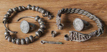 Клад средневековых серебряных украшений нач. 15 века