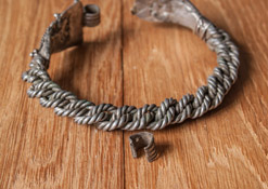 Браслет свитый из серебряной проволоки