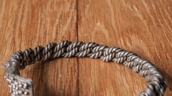 Браслет свиты из серебряной проволоки