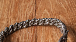 Браслет свиты из серебряной проволоки