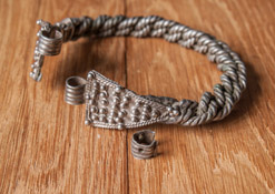 Серебряный сложновитой брслет с треугольно пластинчатыми краями