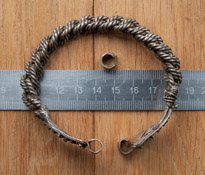 Браслет свитый из серебряной проволоки
