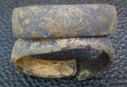 Бронзовый браслет, орнамент ромбики полосками