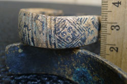 Бронзовый раннесредневековый браслет, орнамент «засеянное поле»