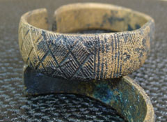 Бронзовый раннесредневековый браслет, орнамент «засеянное поле»