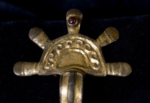 Серебряная фибула со вставками граната