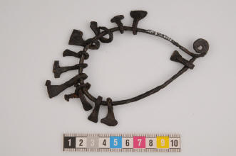 Железная шейная гривна с Молотами Тора и Амулетами топорами. Найдена на о. Бъёрко (Швеция) в 1871 году