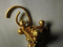 Золотая византийская серьга, украшена зернью. VII-VIII век