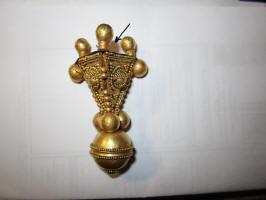 Золотая византийская серьга, украшена зернью. VII-VIII век