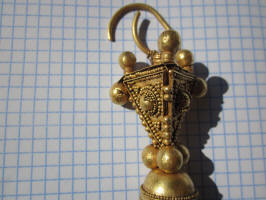 Золотая византийская серьга, украшена зернью. VII-VIII век