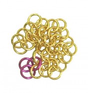 Замыкаем угол! Ровняем края и добавляйте угол в сторону, где вы начали рядки 3 и 4. Берем треугольник и замыкаем кольца у рядков 4 и 2