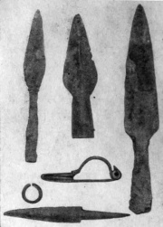 Наконечники копий, фибула, нож