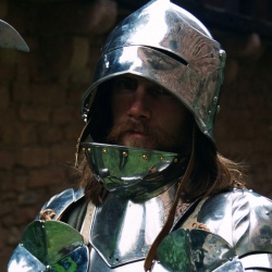 Рыцарь  в сверкающих латах