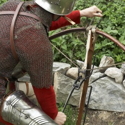 Как  заряжают арбалет