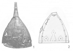 Шлемы с налобными трезубцами: 1 - случайная находка у с. Ольшувка (Польша); 2 - разрушенное погребение у дер. Мокрое (Украина)