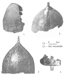Четырёхчастевые шлемы без латунной обтяжки пластин: 1 - погребение у с. Манвеловна (Украина); 2 - курган Гульбище (Украина); 3 - случайная находка у г. Печ (Венгрия); 4 - насыпь кургана 6 Карачаевского могильника (Россия)