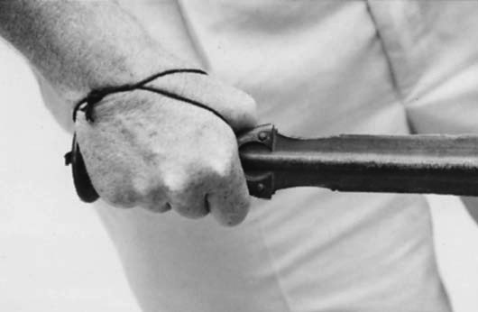 Меч слитой рукоятью, оснащенной кожаным ремешком, не позволявшим выпустить оружие из руки