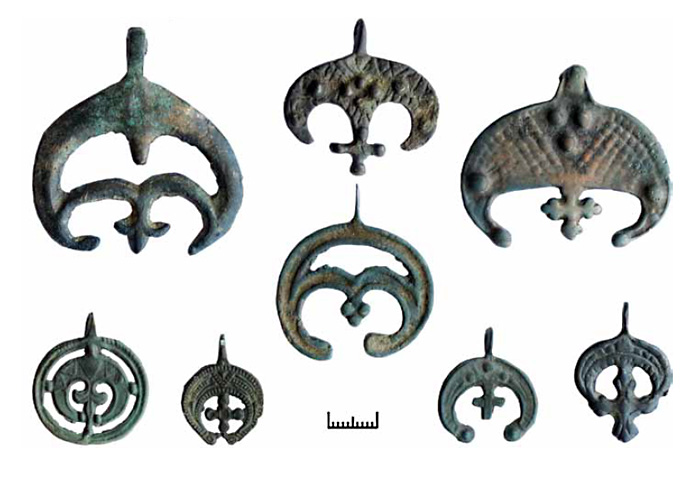 Крестовключенные амулеты лунницы