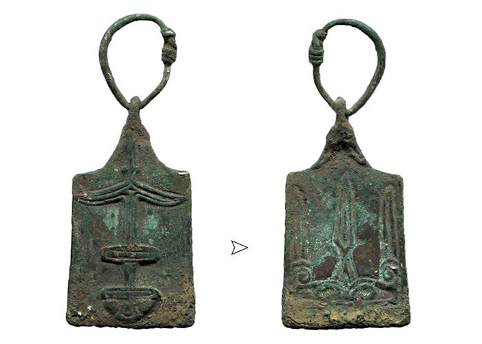 Серебряная древнерусская геральдическая подвеска: Трезубец Владимира Святославича (†1015) / Изображение меча типа V (Петерсон…)