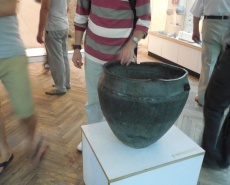 Замечание о том что трогать руками экспонаты, тем более древние, сделал