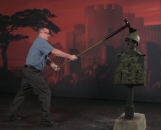 Разбиваем топорм каску