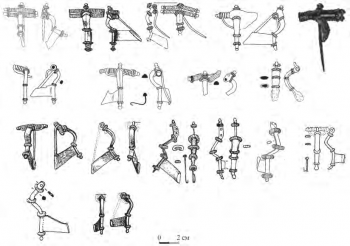 Фибулы с высоким приемником А.-210-211: 1-8 — фибулы городницкой серии, 9-15 — фибулы днепровской серии, 16-17 — фибулы Лепесовской серии