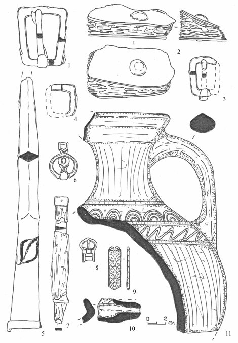 Инвентарь погребения № 522. 1, 3, 4 – сбруйные пряжки; 2 – фрагмент полки седла с металлическими пластинами; 5 – наконечник копья; 6 – чумбурный блок; 7 – нож; 8 – поясная пряжка; 8 – наконечник поясного ремня; 9, 10 – керамика из заполнения могильной ямы. 1, 3-5, 7 – железо; 2 – дерево; 6, 8, 9 – бронза; 9, 10 – глина