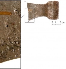 Завороты на сломе фрагмента обушной части топора